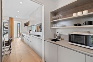 مستلزمات طهي/أطباق/أوعية، مائدة طعام