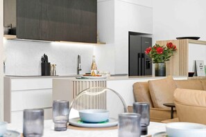 Kühlschrank, Mikrowelle, Ofen, Herdplatte