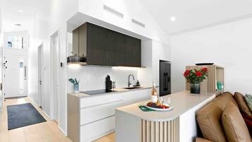 Geladeira, micro-ondas, fogão, cooktop