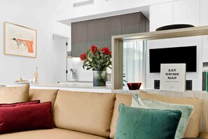 Una Smart TV, una chimenea, libros