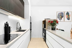 Kühlschrank, Mikrowelle, Ofen, Herdplatte