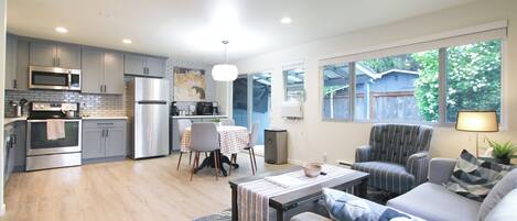 Réfrigérateur, micro-ondes, four, plaque de cuisson