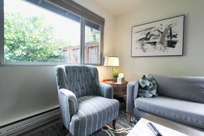 Smart TV - Charming 2-bedroom townhome in beautiful Issaquah with WiFi, AC (Issaquah)
