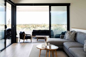 Smart-TV, Kamin, Tischfußball, Tischtennisplatte