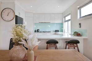 Dining - OG Spa Retreat- SPA, aircon, heating, sleeps 6 (Ocean Grove)