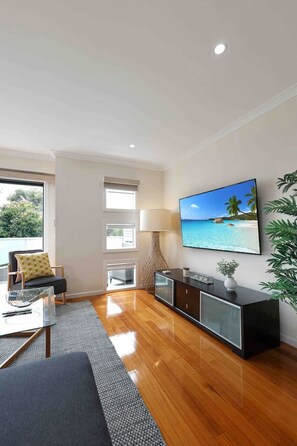 TV - OG Spa Retreat- SPA, aircon, heating, sleeps 6 (Ocean Grove)