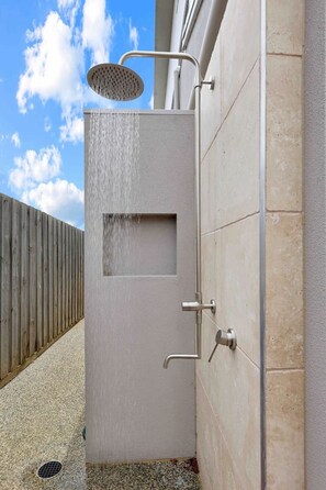 Property grounds - OG Spa Retreat- SPA, aircon, heating, sleeps 6 (Ocean Grove)