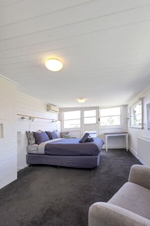 3 makuuhuonetta, työpöytä, ilmainen Wi-Fi, vuodevaatteet