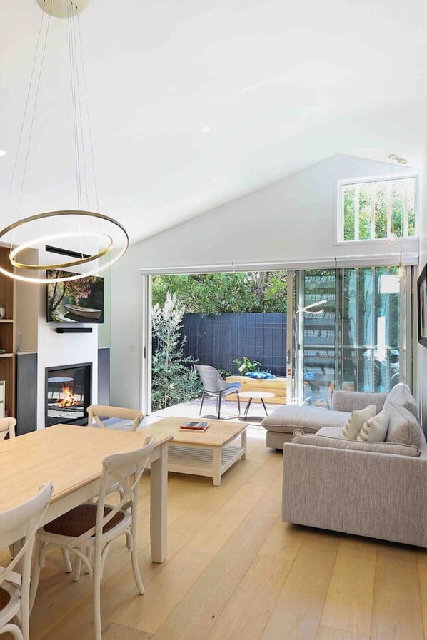 Een televisie en een open haard