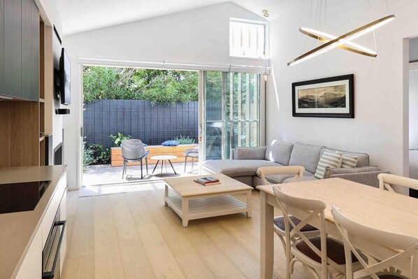 Télévision, cheminée