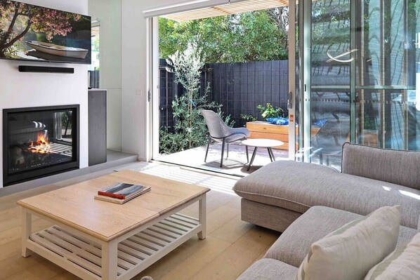 TV, fireplace