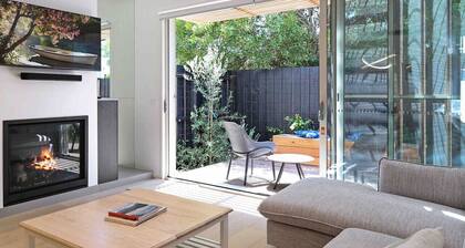 Beach luxury retreat- 2 bedroom, 2 bathroom, shops