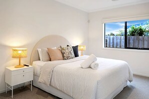 4 bedrooms, desk, WiFi, bed sheets