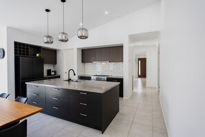 冷蔵庫、電子レンジ、オーブン、コンロ