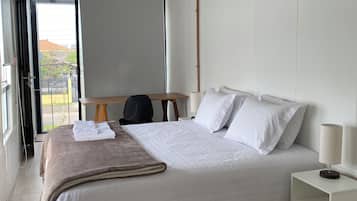 Estudio, bañera de hidromasaje | Ropa de cama de alta calidad y decoración individual
