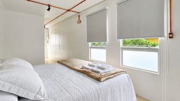 Studio, Jetted Tub | Premium bedding, individually decorated, individually furnished, desk