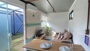 Estudio Premium | Zona de estar | Smart TV de 32 pulgadas con canales digitales, Netflix