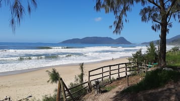 Ubicación a pie de playa y arena blanca