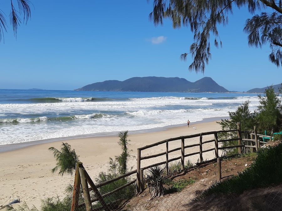 Na praia, areia branca
