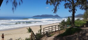 Am Strand, weißer Sandstrand