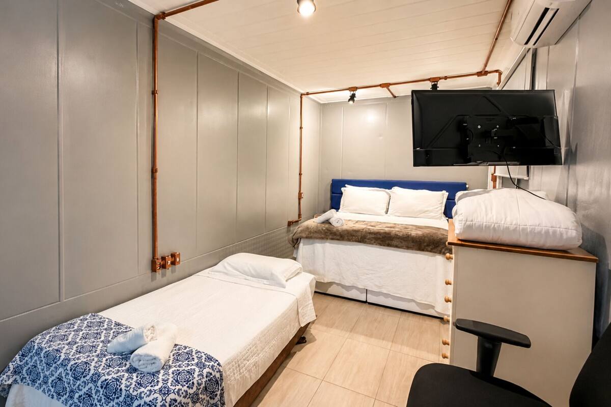 Studio | Luxe beddengoed, een bureau, een strijkplank/strijkijzer, gratis wifi