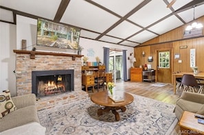 Family House, 2 Bedrooms, Kitchen, Lake View | Living area