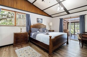 Nhà dành cho gia đình, 2 phòng ngủ, bếp, quang cảnh hồ | 2 phòng ngủ, bàn ủi/dụng cụ ủi quần áo