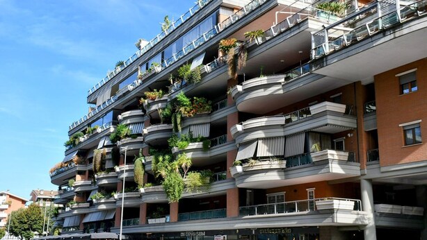 A multi-story building with balconies, some with plants, and a clear blue sky. - Rome Phoenix Suite cozy elegant, terrace and pool dream eur center (Roma)