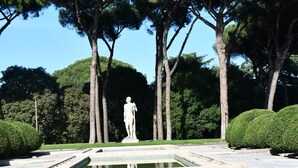 A statue in a garden with a reflecting pool. - Rome Phoenix Suite cozy elegant, terrace and pool dream eur center (Roma)