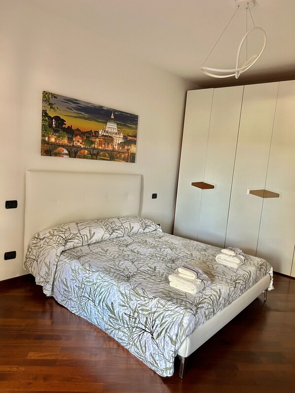 1 habitación, escritorio, tabla de planchar con plancha y cuna de viaje 