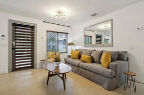 Casa Deluxe, 3 habitaciones | Área de sala de estar | Televisión de pantalla plana 