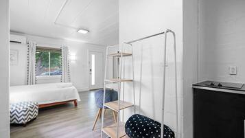 Studio Suite, 1 Queen Bed, Kitchen, Garden View (Chic City Retreat 87) | Individually decorated, individually furnished, bed sheets