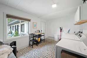 Studio Suite, 1 Queen Bed, Kitchen, Garden View (Chic City Retreat 87) | Interior - Chic City Retreat 87 (Columbus)