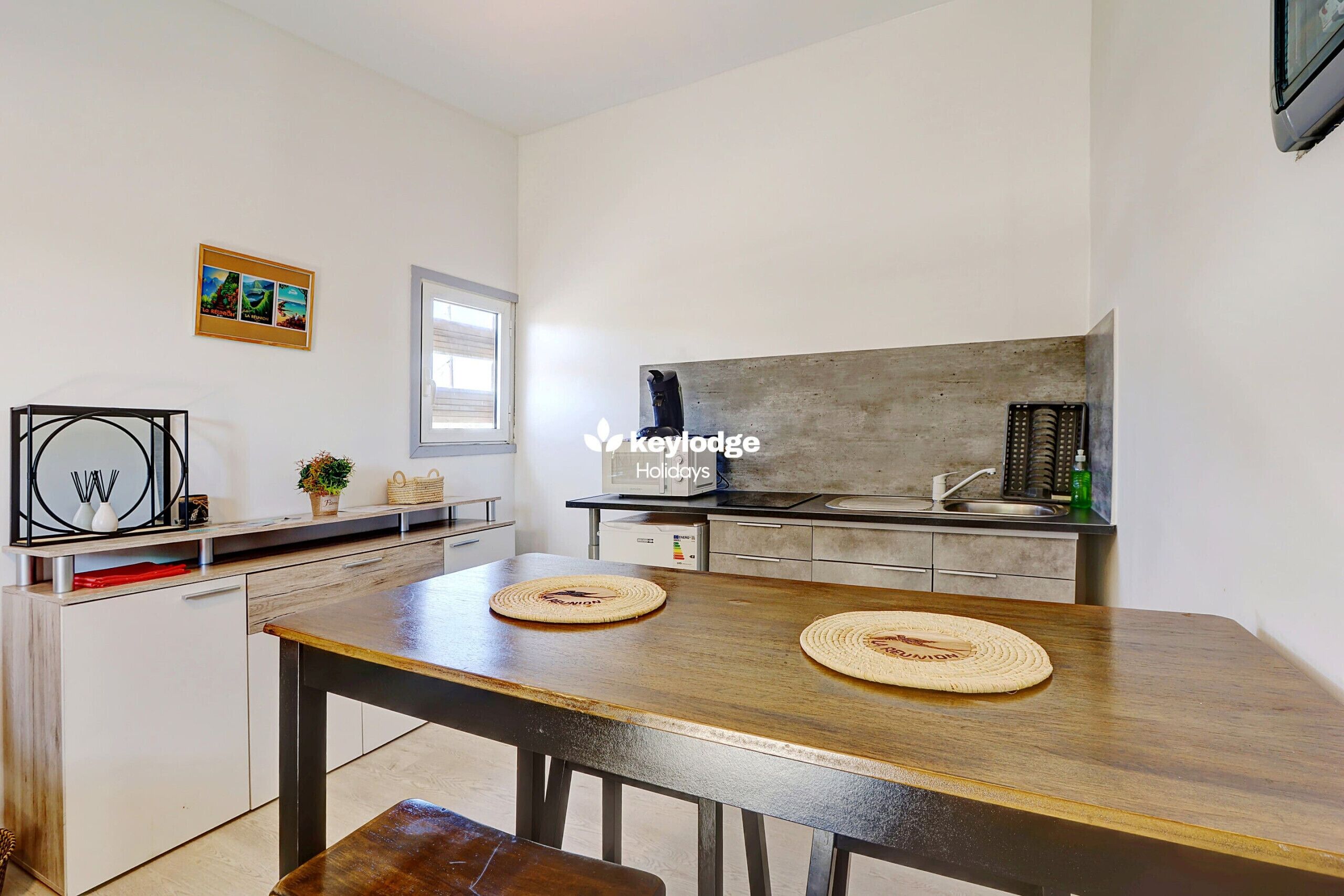 Een koelkast, een microgolfoven, een koffiezetapparaat/waterkoker