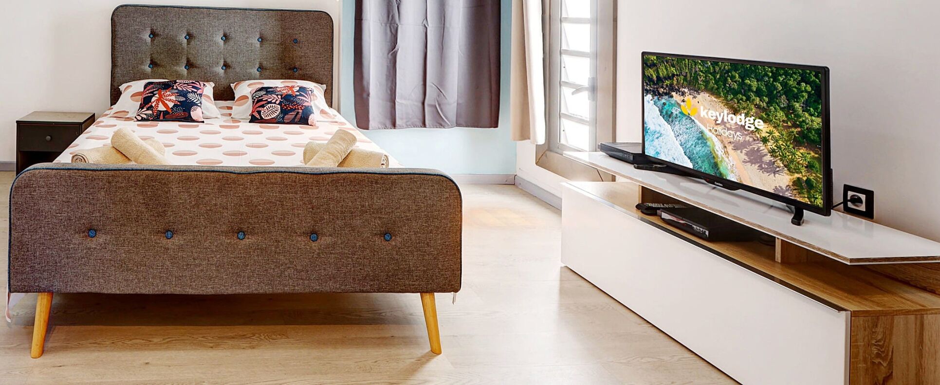 Een strijkplank/strijkijzer, gratis wifi, beddengoed