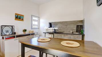 Refrigerador, microondas, cafetera/tetera, tostadora