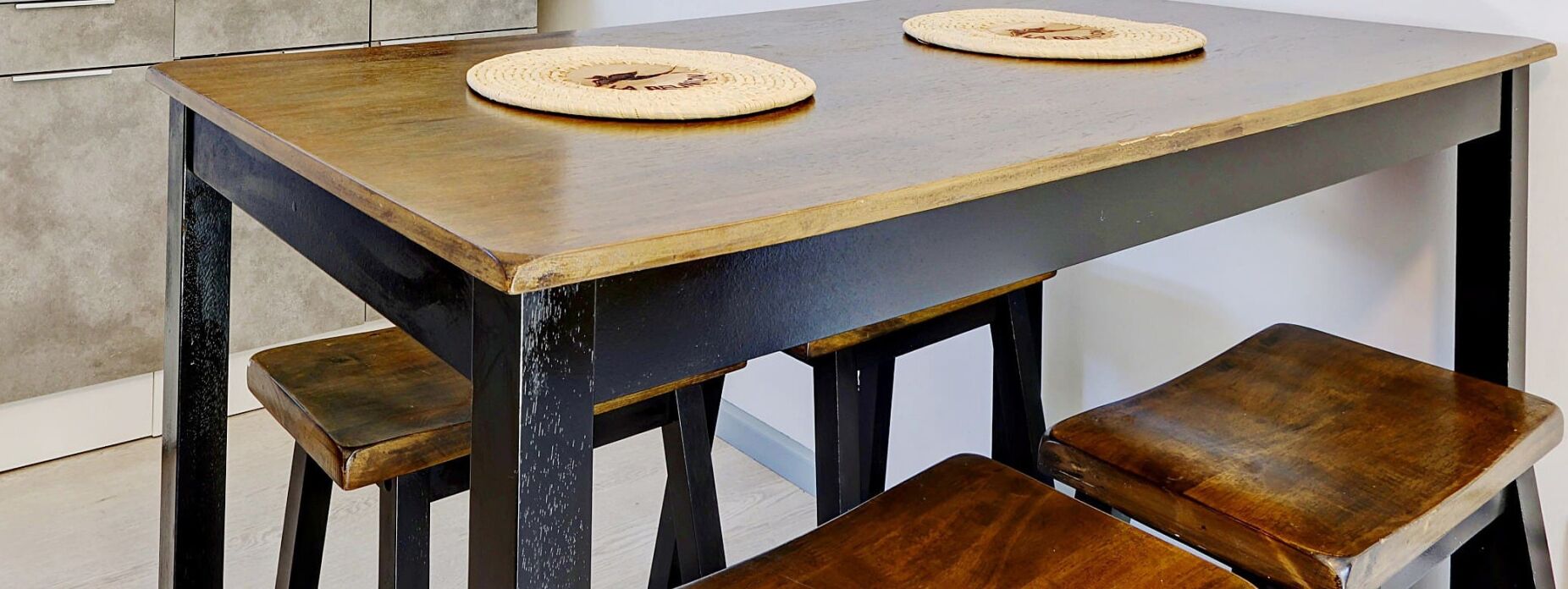 Réfrigérateur, micro-ondes, cafetière/bouilloire, grille-pain