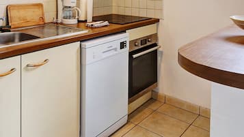 Een koelkast, een microgolfoven, een oven, een vaatwasser