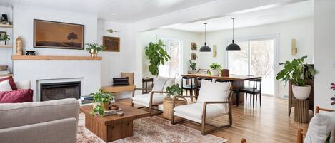 Älytelevisio, takka, kirjoja, stereot