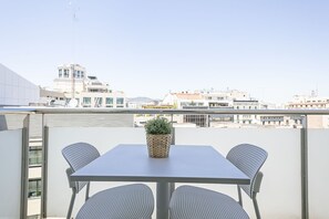 Outdoor dining - OLA LIVING PLAZA CATALUNYA 3 ALEXANDRA 2 ROOMS (Barcelona)