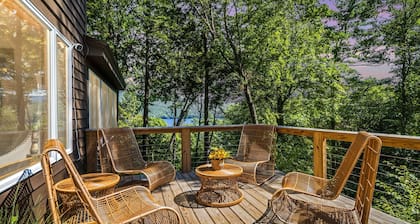 Indian Brook Lodge|Lake Views & Access|Hot Tub|11 Beds|Pet Friendly|