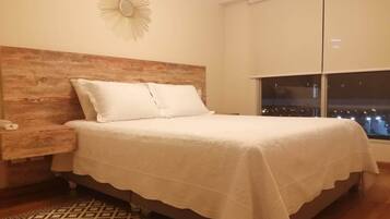 3 عدّة غرف نوم ومكواة/لوح كي وواي فاي وملاءات أسرّة