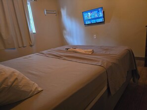 Classic Twin Room, City View | Meja, ruang kerja komputer riba, Wi-fi percuma 