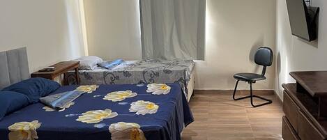 Escritorio, espacio para trabajar con laptop y wifi gratis