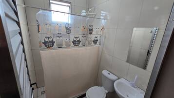 Classic-Zweibettzimmer, Stadtblick | Badezimmer | Dusche, Handtücher, Seife, Toilettenpapier