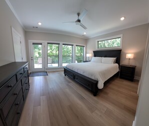 3 bedrooms, WiFi, bed sheets - Lakefront Golf Course Vacation with Heated Pool (McCormick)