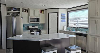 Charming 2-bedroom 2 bath home on 1.33 acres with WiFi, AC in quaint Underwood