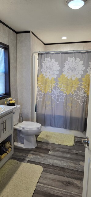 Serviettes fournies, savon, shampoing, papier toilette