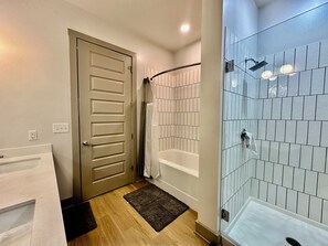 Douche, séchoir à cheveux, serviettes fournies, savon