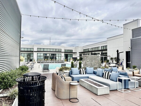 Utendørsbasseng og et oppvarmet basseng